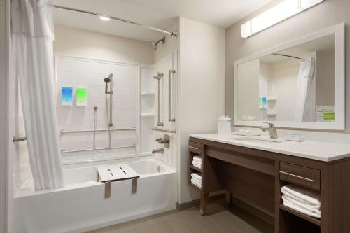 y baño con bañera, lavamanos y ducha. en Home2 Suites By Hilton Silver Spring, en Silver Spring