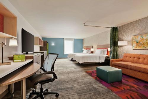 Habitación de hotel con cama y escritorio en Home2 Suites By Hilton Silver Spring, en Silver Spring