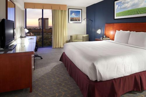 Pokój hotelowy z dużym łóżkiem i telewizorem w obiekcie DoubleTree by Hilton DFW Airport North w mieście Irving