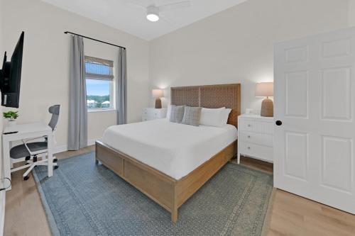 Postel nebo postele na pokoji v ubytování Emerald By Alma - Updated 3BD 2BA condo Seagrove Highlands