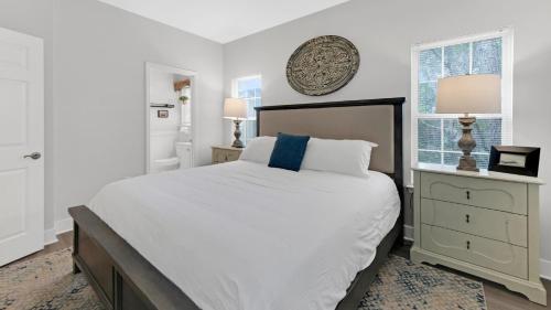 Ένα ή περισσότερα κρεβάτια σε δωμάτιο στο KK's Beach House - Newly remodeled, close to Seaside, easy walk to beach