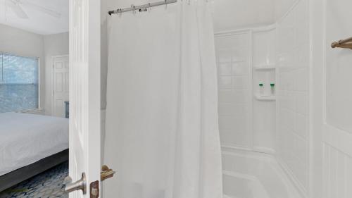 Ένα μπάνιο στο KK's Beach House - Newly remodeled, close to Seaside, easy walk to beach