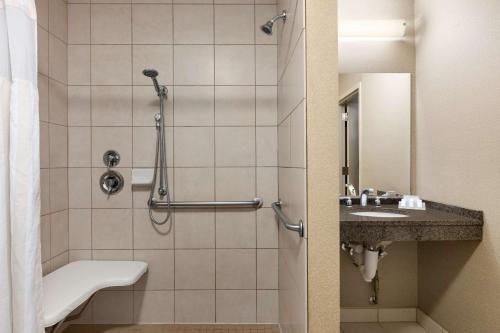 een badkamer met een douche en een wastafel bij Hilton Garden Inn Dulles North in Ashburn