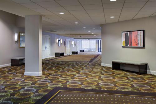 eine große Lobby mit einem großen Teppich auf dem Boden in der Unterkunft DoubleTree by Hilton Fairfield Hotel & Suites in Fairfield