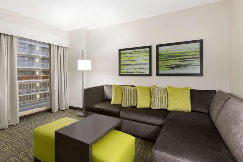 Χώρος καθιστικού στο Embassy Suites Newark - Wilmington/South