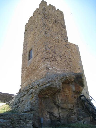 a tall stone tower with a staircase on top of it at Anjú-Pardal in Mogadouro