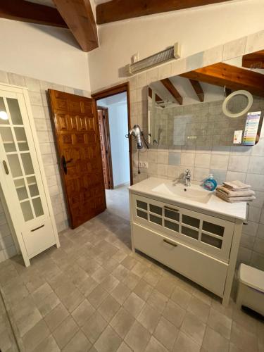 La salle de bains est pourvue d'un lavabo et d'un miroir. dans l'établissement Casa Puput, à Altea