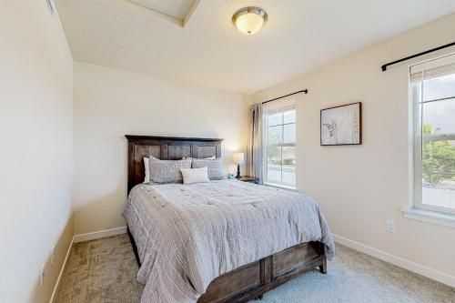 1 dormitorio con cama y ventana en Brownstone Beauty, en Boise