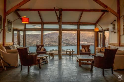 sala de estar con vistas a la montaña en Mallin Colorado Ecolodge, en Aldana