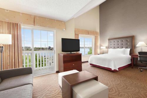 奧克蘭的住宿－奧克蘭海濱希爾頓惠庭套房酒店，酒店客房,配有床和电视