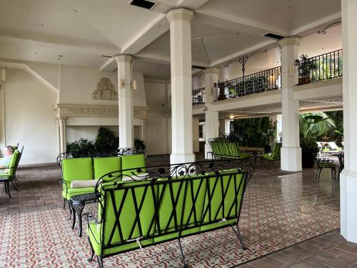 Posezení v ubytování ORCHID SUITES - Historic Palm Beach Hotel Condominium
