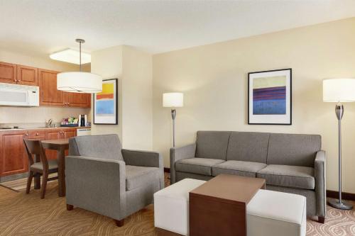 Ruang duduk di Homewood Suites by Hilton - Oakland Waterfront