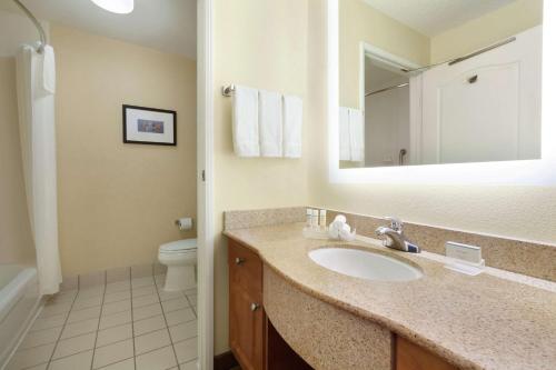Bilik mandi di Homewood Suites by Hilton - Oakland Waterfront
