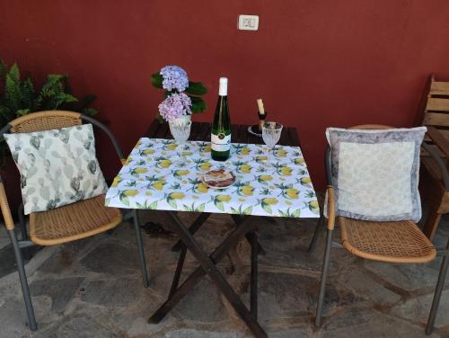 een tafel met 2 stoelen en een fles wijn bij Casa Rural Amapola in San Andrés
