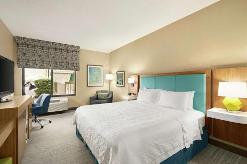 波特蘭的住宿－漢普頓波特蘭機場酒店，酒店客房,配有床和电视