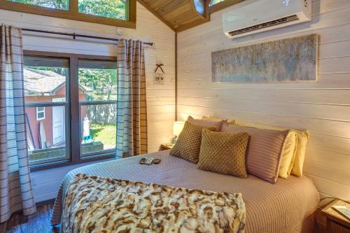 Säng eller sängar i ett rum på Mayfield Tiny Home with Porch, Walk to Beaches!