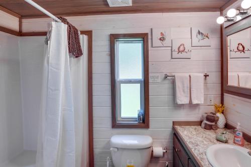 Kylpyhuone majoituspaikassa Mayfield Tiny Home with Porch, Walk to Beaches!