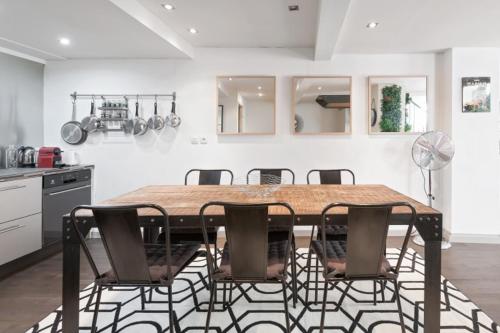 - une cuisine avec une table à manger et des chaises dans l'établissement GuestReady - Superbe Maison de ville Duplex, à Lyon