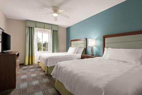 um quarto de hotel com duas camas e uma televisão em Homewood Suites by Hilton Charleston - Mount Pleasant em Charleston