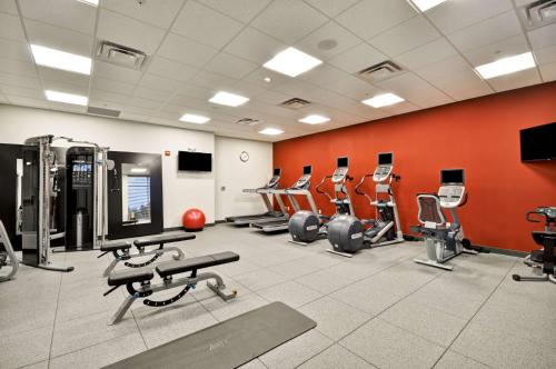 a gym with treadmills and cardio equipment in a room at Hilton Garden Inn Detroit Troy in Troy