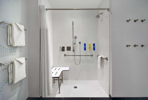 biała łazienka z prysznicem i umywalką w obiekcie Tru By Hilton Troy Detroit, Mi w mieście Troy