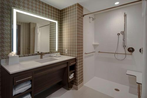 特洛伊的住宿－Home2 Suites by Hilton Troy，一间带水槽、镜子和淋浴的浴室