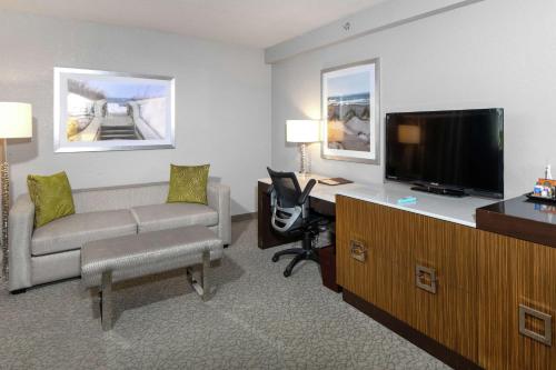 DoubleTree by Hilton Hotel Jacksonville Airport Image