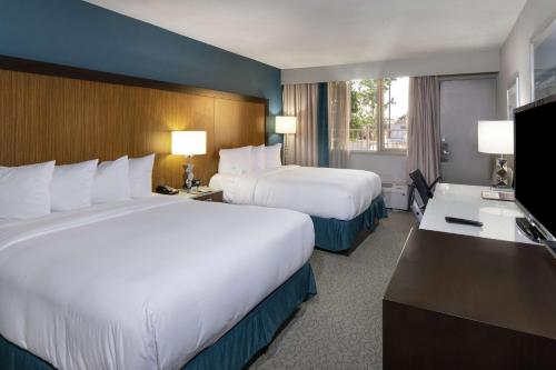 Letto o letti in una camera di DoubleTree by Hilton Hotel Jacksonville Airport