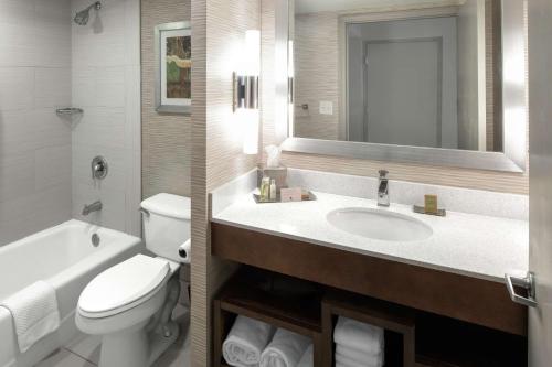 Bagno di DoubleTree by Hilton Hotel Jacksonville Airport