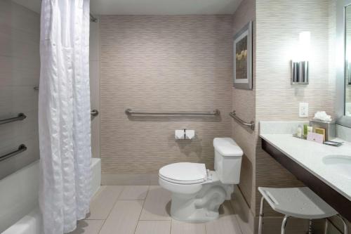 Bagno di DoubleTree by Hilton Hotel Jacksonville Airport