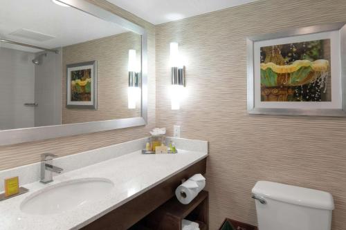 Bagno di DoubleTree by Hilton Hotel Jacksonville Airport