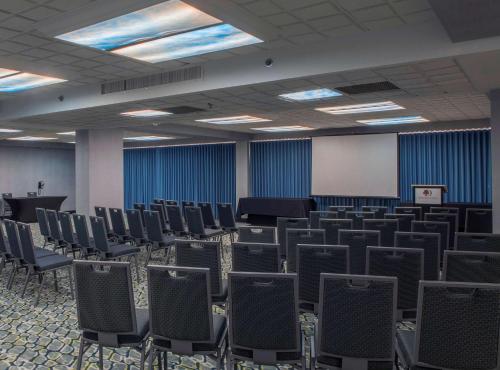 Zona business o sala conferenze di DoubleTree by Hilton Hotel Jacksonville Airport