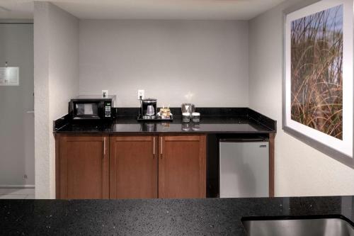 Cucina o angolo cottura di DoubleTree by Hilton Hotel Jacksonville Airport