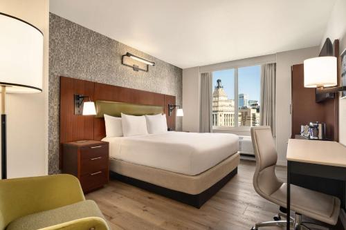 een hotelkamer met een bed en een raam bij DoubleTree by Hilton New York Downtown in New York