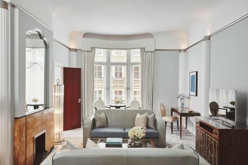 Un lugar para sentarse en Claridge's, Maybourne