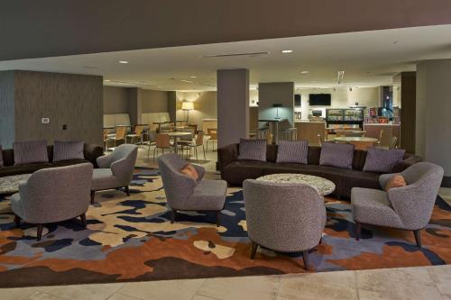 Ruang duduk di Hilton Raleigh North Hills