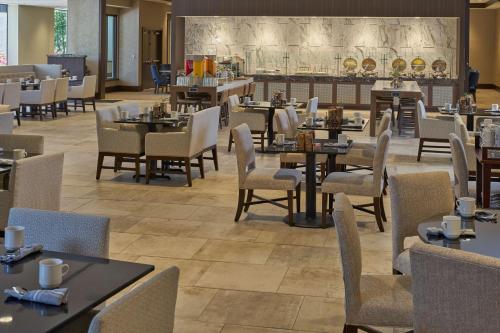 Restoran atau tempat lain untuk makan di Hilton Raleigh North Hills
