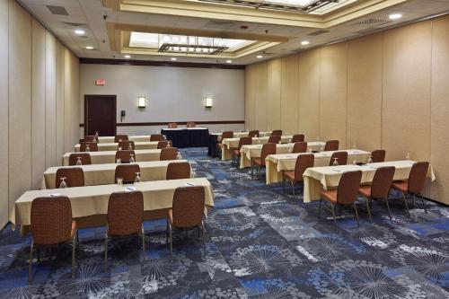 Kawasan bisnes dan/atau bilik persidangan di Hilton Raleigh North Hills