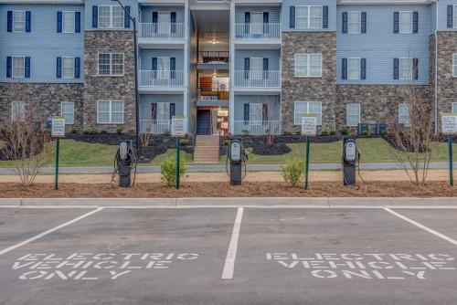 een parkeerplaats met parkeermeters voor een gebouw bij Home2 Suites By Hilton Rock Hill in Rock Hill