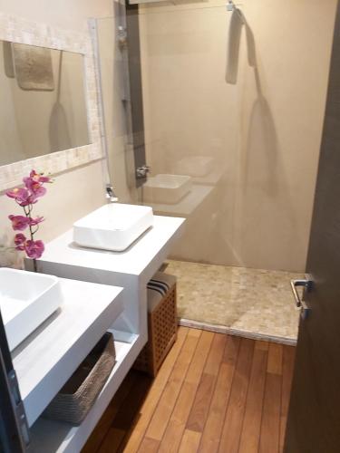 a bathroom with two sinks and a mirror at Maison entourée d animaux en pleine campagne in Lasseube