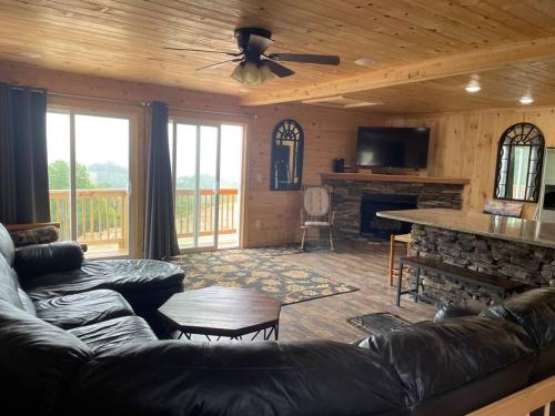ein Wohnzimmer mit einem Sofa und einem Kamin in der Unterkunft Crestview-Spectacular 3 bed 3 bath 5 min to slopes in Banner Elk