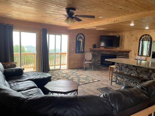 TV a/nebo společenská místnost v ubytování Crestview-Spectacular 3 bed 3 bath 5 min to slopes