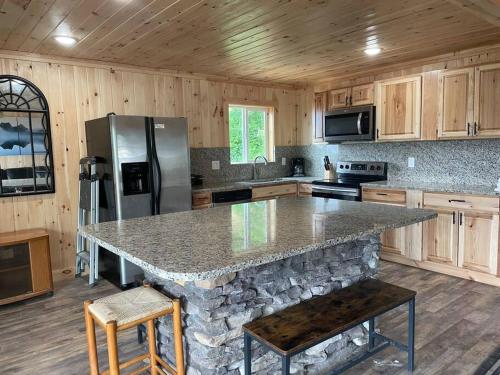 eine Küche mit einer Steinplatte in einer Hütte in der Unterkunft Crestview-Spectacular 3 bed 3 bath 5 min to slopes in Banner Elk