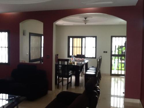 sala de estar con mesa y comedor en Villa meublée 4 chambres Agodekè, en Lomé