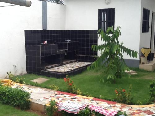 un patio trasero con chimenea en una casa en Villa meublée 4 chambres Agodekè, en Lomé