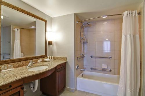 uma casa de banho com um chuveiro, um lavatório e uma banheira em Homewood Suites by Hilton Bentonville-Rogers em Rogers