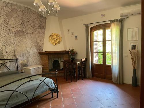 um quarto com lareira e uma cama num quarto em Casale I Tigli em Lucca