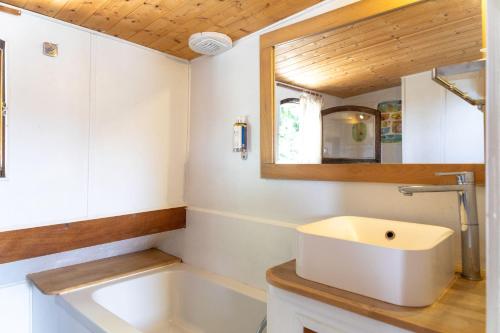 uma casa de banho com um lavatório branco e um espelho. em Peniche Althea em Avignon