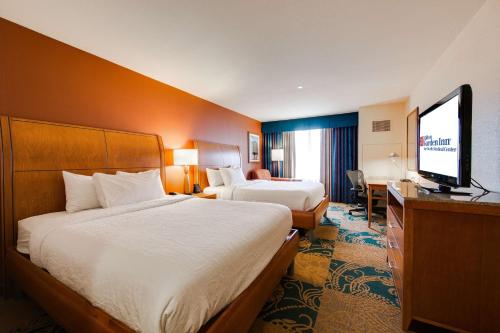 um quarto de hotel com duas camas e uma televisão de ecrã plano em Hilton Garden Inn Fort Worth Medical Center em Fort Worth