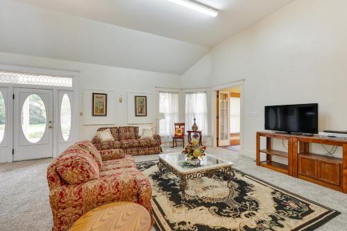 Ảnh trong thư viện ảnh của Paris Vacation Rental about 15 Mi to Mount Magazine! ở Paris